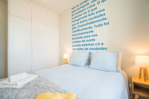 1 dormitorio, escritorio, tabla de planchar con plancha y Internet