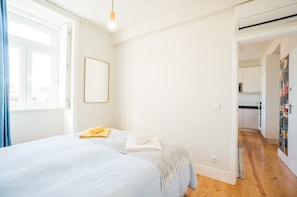 1 chambre, bureau, fer et planche à repasser, accès Internet
