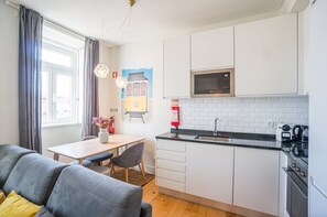 Kylskåp, mikrovågsugn, ugn och spishäll