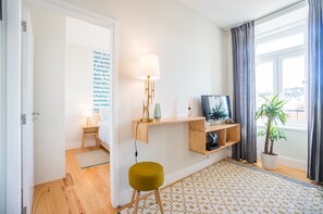 1 soverom, skrivebord, strykejern/-brett og internettilgang