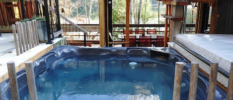 Outdoor spa tub