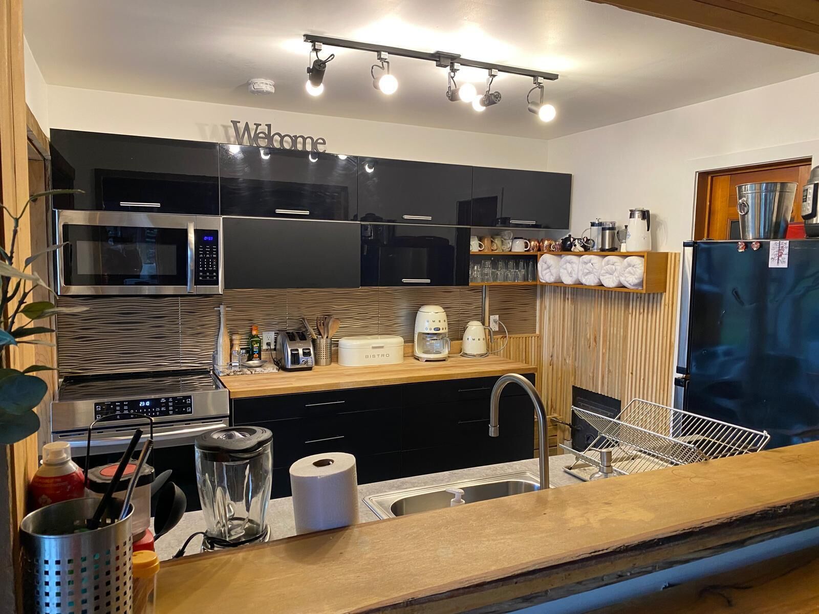 Geladeira, micro-ondas, fogão, cooktop