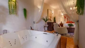 Suite superior, 1 cama King size, hidromasaje | Tina de hidromasaje privada