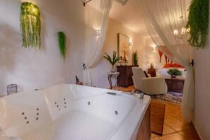 Suíte superior, 1 cama King, banheira de imersão | Banheira de hidromassagem particular