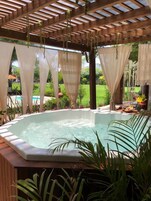 Bañera de hidromasaje al aire libre