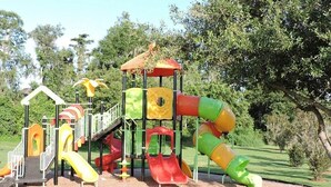 Une aire de jeux dotée de plusieurs toboggans et d’installations d’escalade.