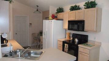 Villa, Multiple Beds (Ref 10 Luxury 3 Bed Villa with privat) | Private kitchen | Oven