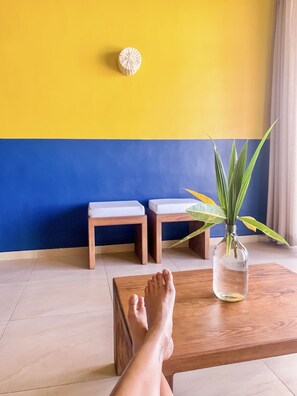 Suite estudio | Sala de estar | Smart TV de 38 pulgadas con canales digitales, una televisión