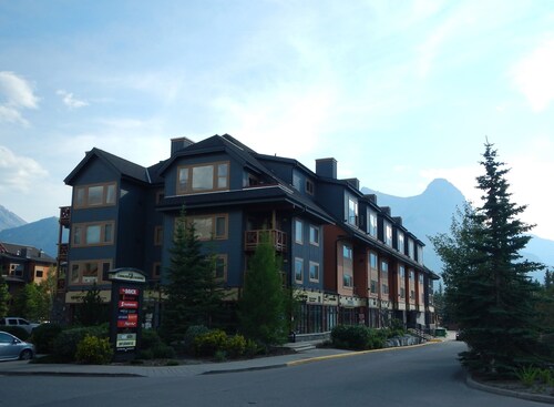 Ideal 3 Bedroom Condo for your Mountain Adventures in the Heart of Canmore!