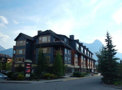 Ideal 3 Bedroom Condo for your Mountain Adventures in the Heart of Canmore!