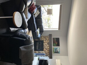 Televisión y chimenea 