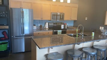 Køleskab, mikrobølgeovn, ovn, kogeplade