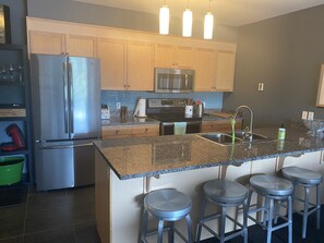 Fridge, microwave, oven, stovetop - Ideal 3 Bedroom Condo for your Mountain Adventures in the Heart of Canmore! (Canmore)