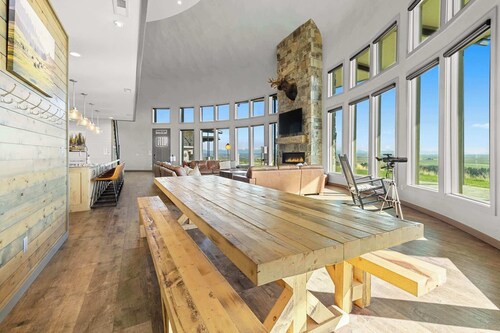 West Ultimate Retreat- 1 hr to Yellowstone- Hot tub+Theater+Pool Table+Air Hocke