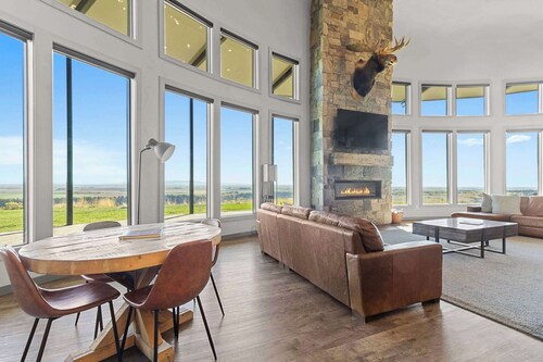 West Ultimate Retreat- 1 hr to Yellowstone- Hot tub+Theater+Pool Table+Air Hockey+Shuffleboard+GameRoom+SecretKidsRoom+GrandTetonViews