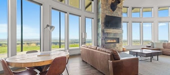 West Ultimate Retreat- 1 hr to Yellowstone- Hot tub+Theater+Pool Table+Air Hockey+Shuffleboard+GameRoom+SecretKidsRoom+GrandTetonViews