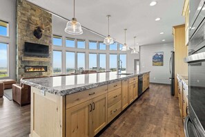 Réfrigérateur, four à micro-ondes, un four, surface de cuisson