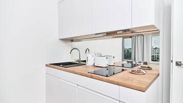 Geladeira, micro-ondas, cooktop, lava-louças