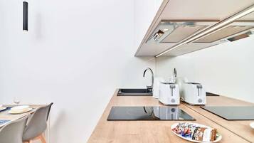 Wasserkocher mit Kaffee-/Teezubehör, Kühlschrank, Mikrowelle, Herdplatte