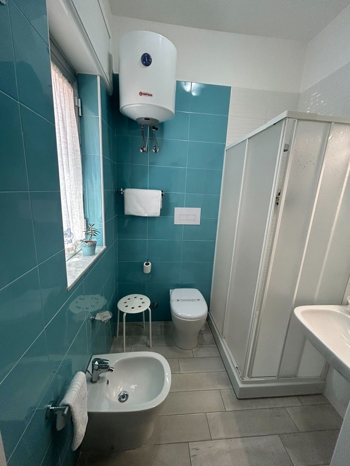 Een douche, een haardroger, een bidet, handdoeken