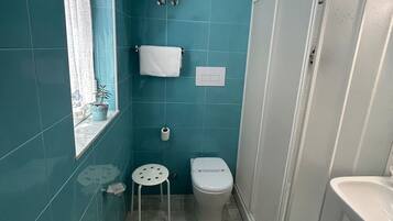 Een douche, een haardroger, een bidet, handdoeken