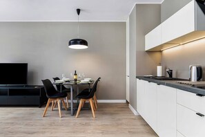 Kylskåp, mikrovågsugn, spishäll och diskmaskin