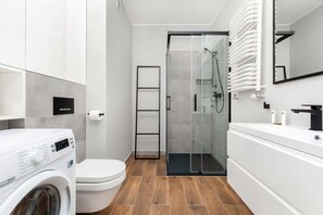 Shower, hair dryer, towels, shampoo