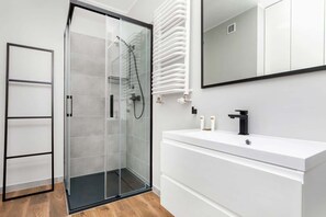 Chuveiro, secador de cabelo, toalhas de banho, shampoo