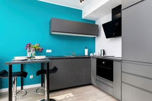 Fridge, oven, stovetop, dishwasher