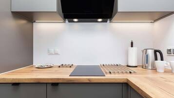 Kühlschrank, Mikrowelle, Herdplatte, Geschirrspüler