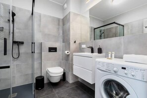 Dusche, Haartrockner, Handtücher, Shampoo