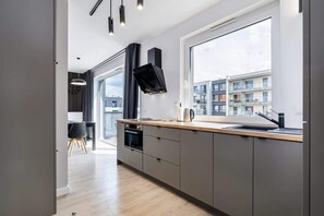 Réfrigérateur, micro-ondes, plaque de cuisson, lave-vaisselle