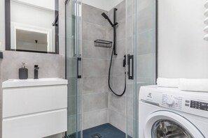 Dusche, Haartrockner, Handtücher, Shampoo