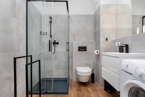 Douche, séchoir à cheveux, serviettes fournies, shampooing