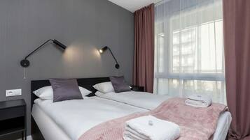 1 dormitorio, tabla de planchar con plancha, wifi y ropa de cama