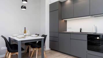 Frigorífico, microondas, placa de cocina y lavavajillas