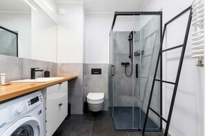 Dusche, Haartrockner, Handtücher