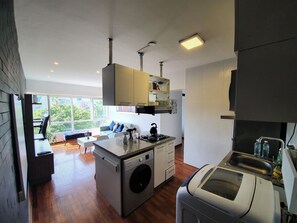 Mikrowelle, Wasserkocher mit Kaffee-/Teezubehör