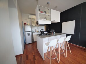Microondas, cafetera y tetera y utensilios de cocina 