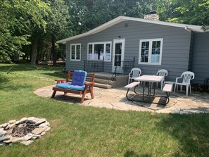 Outdoor dining - 3 Bedroom, 2 bath cottage on the shores of Garrett Bay with private beach (Ellison Bay)