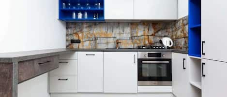 Kylskåp, ugn, spishäll och diskmaskin