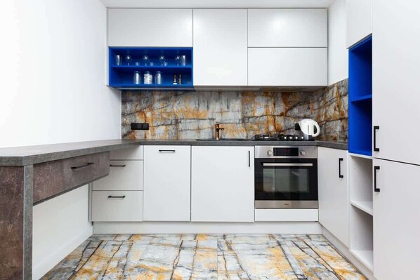 Fridge, oven, stovetop, dishwasher