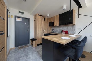 Kjøleskap, mikrobølgeovn, ovn og kokeplater