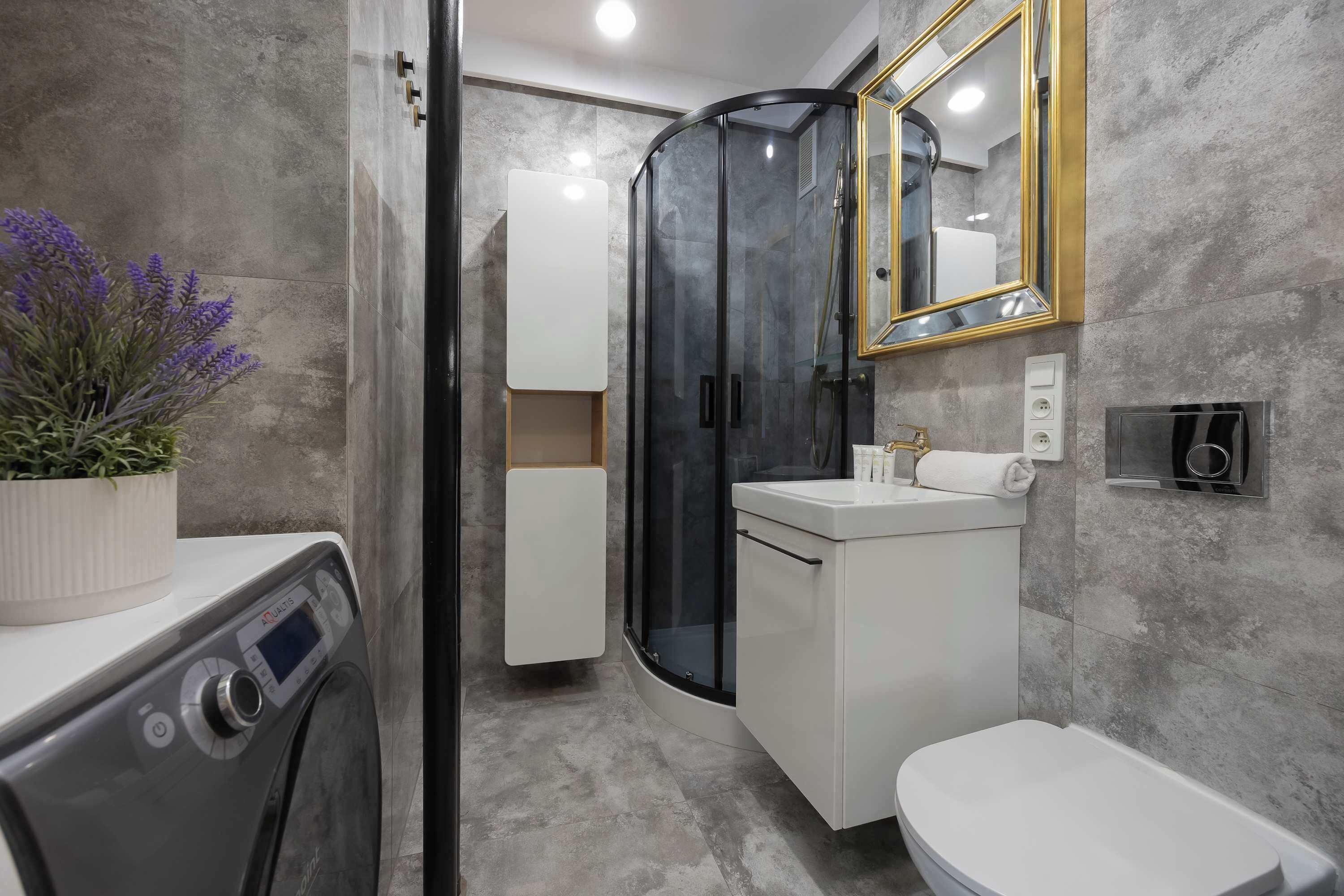 シャワー、ヘアドライヤー、タオル