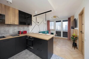 Kjøleskap, mikrobølgeovn, ovn og kokeplater