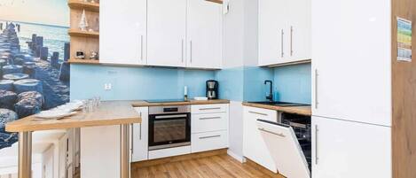 Frigorífico, horno, placa de cocina y lavavajillas