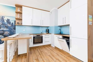 Réfrigérateur, un four, surface de cuisson, lave-vaisselle
