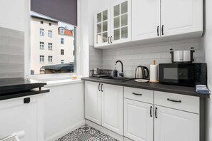 Kjøleskap, mikrobølgeovn, kokeplater og brødrister