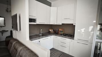 Frigorifero, microonde, piano cottura, lavastoviglie