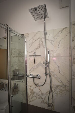 Shower, hair dryer, bidet, towels - HIGH FLOOR SEA VIEW - APARTMENT WITH 30 SQM TERRACE (Rimini)